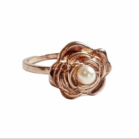 Jewelry - Rose Gold and Pearl Flower Ring